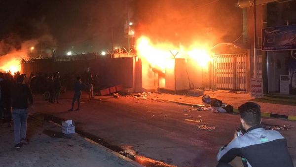 محتجون يقتحمون القنصلية الايرانية في النجف ويضرمون فيها النار