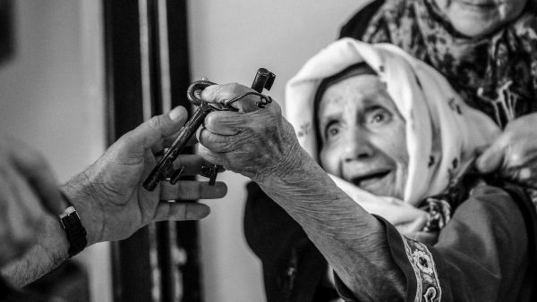 مفاتيح البيوت المسلوبة لا تزال تتناقلها الاجيال