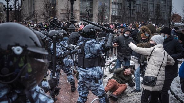 اعتقال آلالاف خلال احتجاجات مؤيدة للمعارض نافالني في روسيا