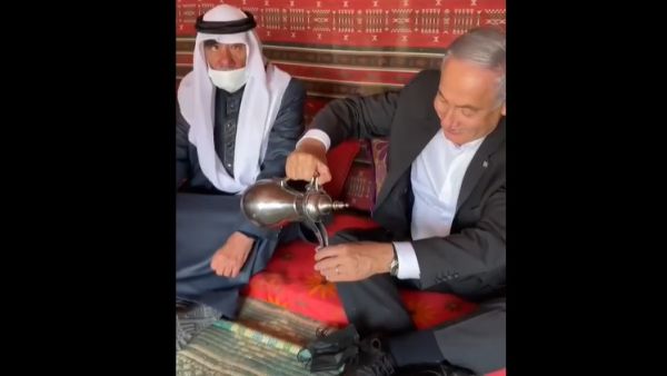صورة مأخوذة من الفيديو تظهر نتنياهو وهو يصب القهوة بنفسه قبل تقديمها لمضيفيه من بدو النقب