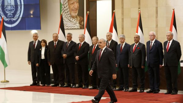 الحكومة الفلسطينية الجديدة خلال ادائها مراسم اليمين القانونية امام الرئيس محمود عباس