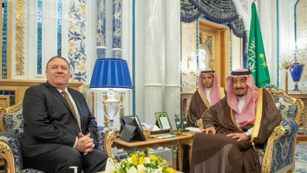 وزير الخارجية الأمريكي مايك بومبيو مع الملك سلمان بن عبد العزيز عاهل السعودية