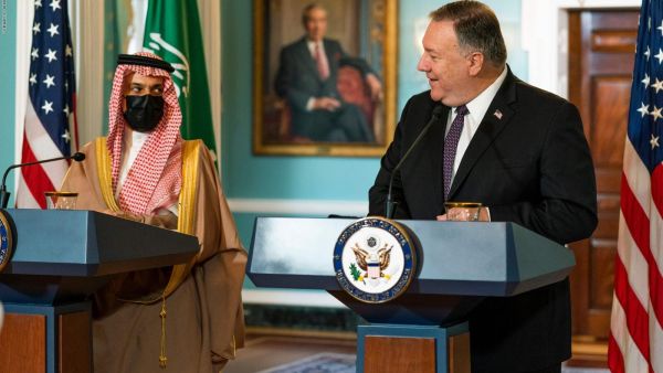 وزير الخارجية السعودي الأمير فيصل بن فرحان ونظيره الأمريكي مايك بومبيو في واشنطن يوم الأربعاء