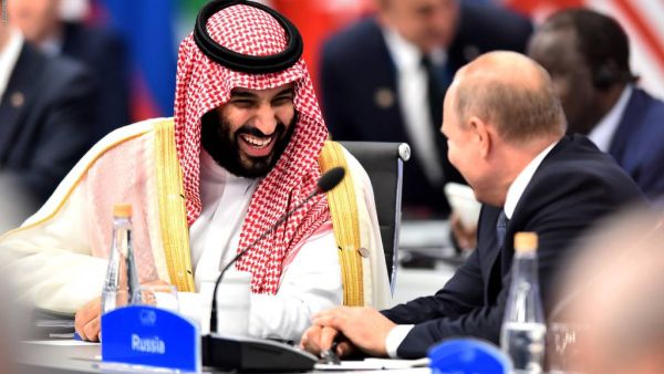 الرئيس الروسي فلاديمير بوتين (يمين) وولي العهد السعودي الأمير محمد بن سلمان