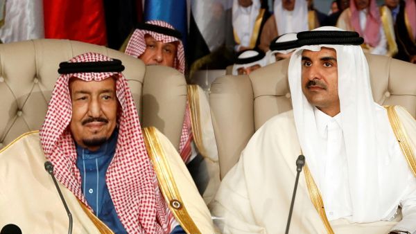 ارشيفية- أمير قطر الشيخ تميم بن حمد (يمين) والعاهل السعودي الملك سلمان بن عبدالعزيز