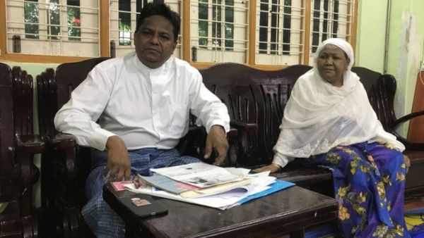 عبد الرشيد السياسي من الروهينجا ووالدته خلال مقابلة مع رويترز بمنزله في يانجون بميانمار 