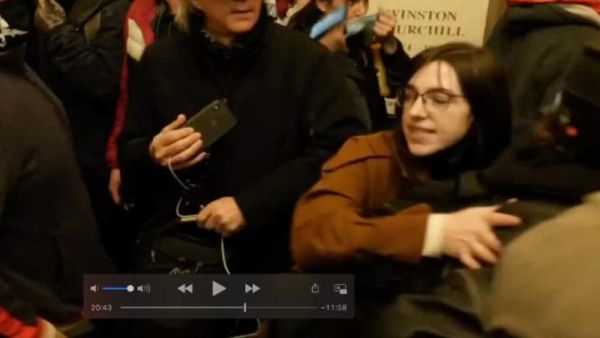 فتاة من مقتحمي الكونغرس سعت لبيع حاسوب بيلوسي للمخابرات الروسية