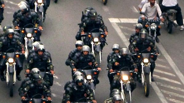 شرطة إيران تعتدي بوحشية على متظاهر والسلطات تعلن فتح تحقيق (فيديو)