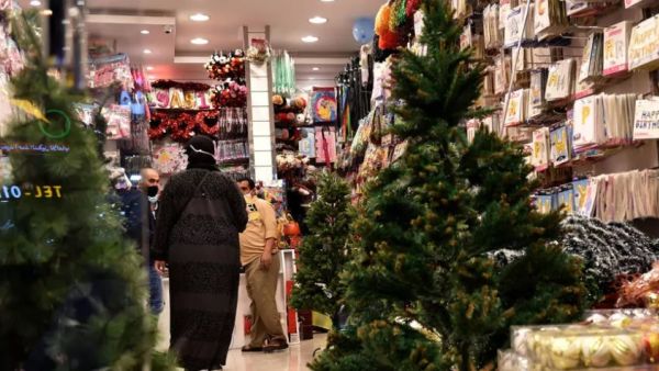 في مشهد غير مألوف.. أشجار وزينة عيد الميلاد للبيع في السعودية 