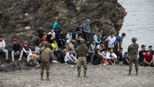 اسبانيا تتهم المغرب بالابتزاز مع تواصل تدفق آلاف المهاجرين إلى سبتة 