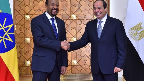 الرئيس المصري عبد الفتاح السيسي (يمين) ورئيس الوزراء الإثيوبي آبي أحمد