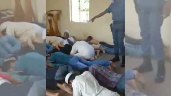 وزير شرطة جنوب أفريقيا يعتذر عن الاساءة لمصلين مسلمين