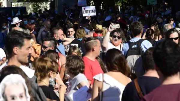 المئات يتظاهرون في مدريد رفضا للكمامة