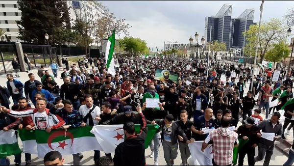 ردد الطلبة هتافات رافضة لأي حوار مع رموز نظام بوتفليقة
