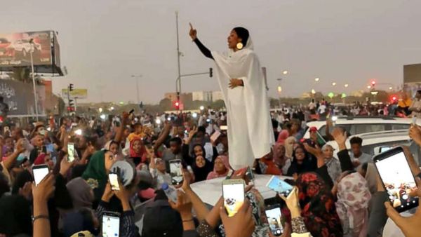 السودانية آلاء صلاح تقود الحشود خارج مقر القيادة العامة للجيش في الخرطوم