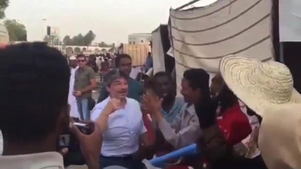 السفير الايطالي بين المحتجين المعتصمين امام وزارة الدفاع السودانية