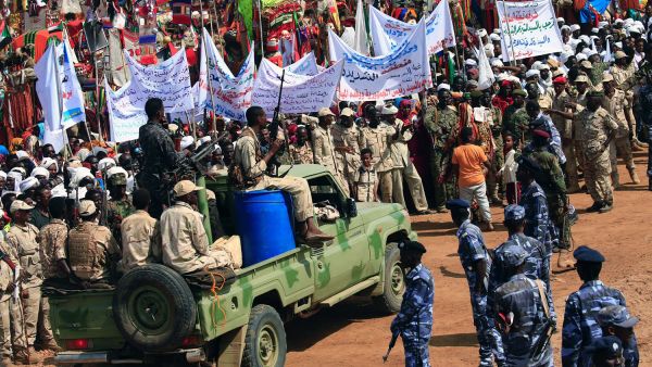 الاف السودانيين يزحفون نحو وزارة الدفاع