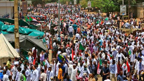 حشود تنضم لاعتصام وزارة الدفاع للمطالبة بسلطة مدنية