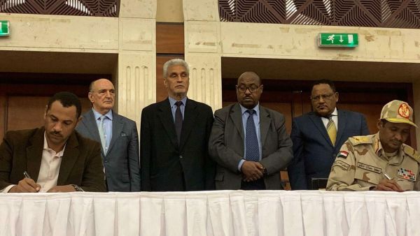 توقيع المجلس العسكرى وتحالف جماعات المعارضة بالأحرف الأولى على الاتفاق السياسى