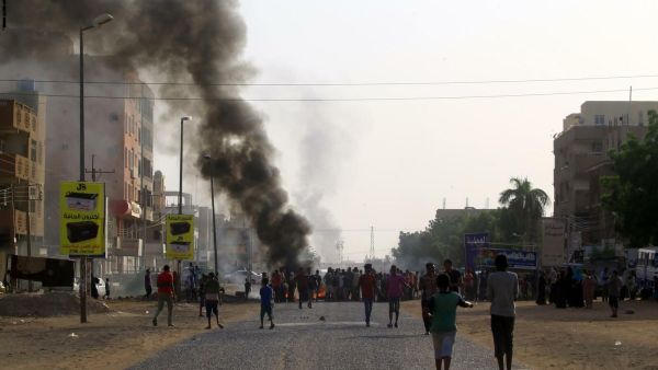 هتف المحتجون "حرية سلام وعدالة" و"مدنية مدنية"