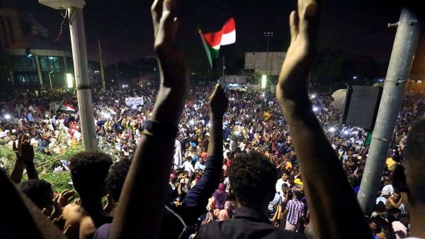 من بين المصابين 77 إصابة بالرصاص الحي