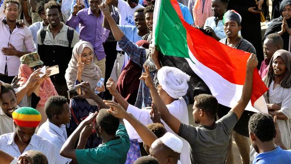 سودانيون يتظاهرون في الخرطوم