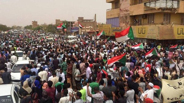  احتجاجات الاحد هي الأكبر منذ مداهمة قوات الأمن لاعتصام المتظاهرين السلمي امام وزارة الدفاع قبل ثلاثة أسابيع.