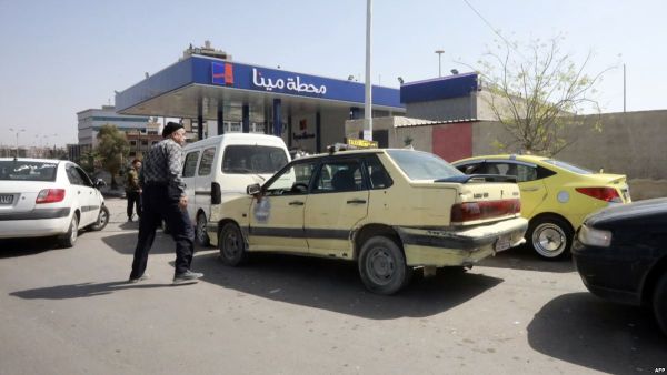 طابور سيارات امام محطة للوقود في دمشق