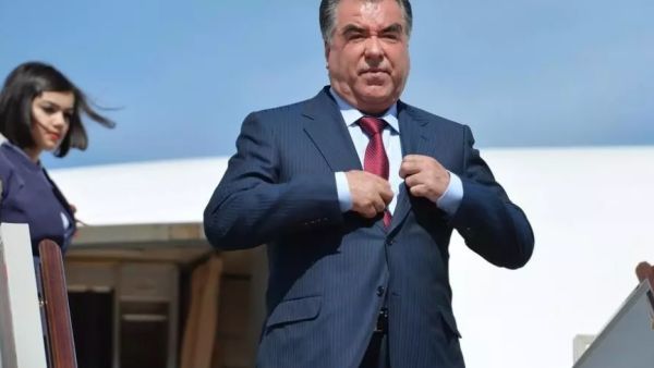 الرئيس امام علي رحمن في مطار فنوكوفو بموسكو