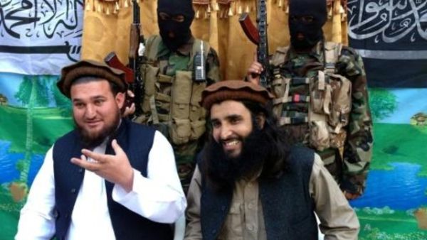 المتحدث باسم حركة طالبان الباكستانية احسان الله احسان (يسار) وعدنان رشيد العضو في الحركة في شابتوي في جنوب وزيرستان في 2013