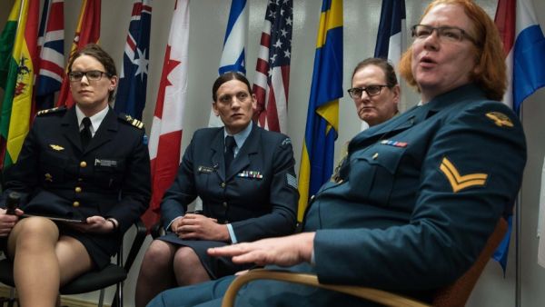 عسكريون متحولون جنسيا من السويد ونيوزيلندا والنمسا وكندا خلال فعالية في واشنطن حول الجنود المتحولين جنسيا.