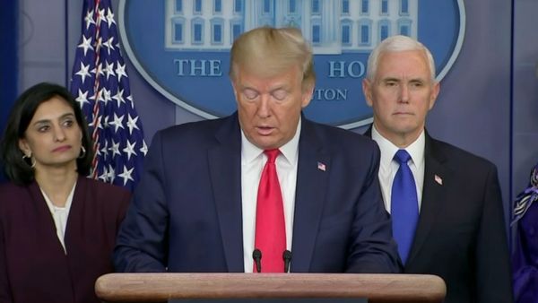 الرئيس الاميركي دونالد ترامب وخلفه نائبه مايك بنس
