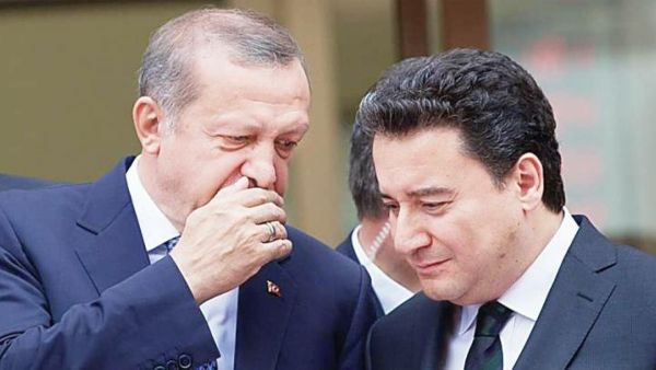 باباجان في لحظة تهامس مع اردوغان