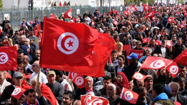يوم الاثنين تظاهر آلاف الأشخاص في مدينة سيدي بوزيد في وسط البلاد للمطالبة بالتنمية وانهاء التهميش وتحسين أوضاعهم