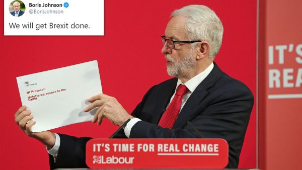 جيريمي كوربن يعرض الوثيقة امام الصحافة