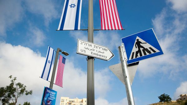 لافتة تشير الى موقع السفارة الاميركية بالقدس