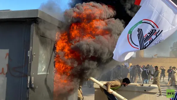 محتجون غاضبون يحاولون اقتحام السفارة الاميركية في بغداد