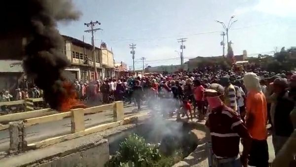 تظاهرة للمطالبة بالطعام في فنزويلا تتحول لعمليات نهب للمتاجر