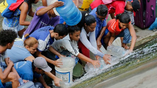 تعاني البلاد أزمة اقتصادية خانقة