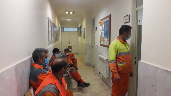 مسؤولون إيرانيون يتنكرون بزي عمال النظافة للحصول على اللقاح