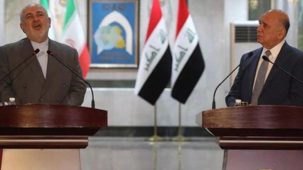 وزير الخارجية الإيراني محمد جواد ظريف إلى جانب نظيره العراقي فؤاد حسين في مؤتمر صحافي عقب لقائهما في بغداد