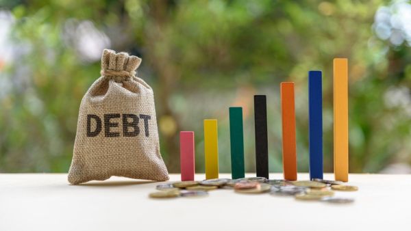 تظهر البيانات الصادرة عن وزارة العدل الكويتية أن مبلغ المديونية موزع على 1.3 مليار دولار للبنوك،