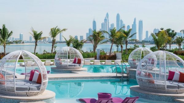 ينبغي على الزوار إبراز نسخة من تذكرة طيران الإمارات أو بطاقة الصعود إلى الطائرة لموظفي الاستقبال في الفنادق عند تسجيل الوصول. ينبغي على الزوار إبراز نسخة من تذكرة طيران الإمارات أو بطاقة الصعود إلى الطائرة لموظفي الاستقبال في الفنادق عند تسجيل الوصول.