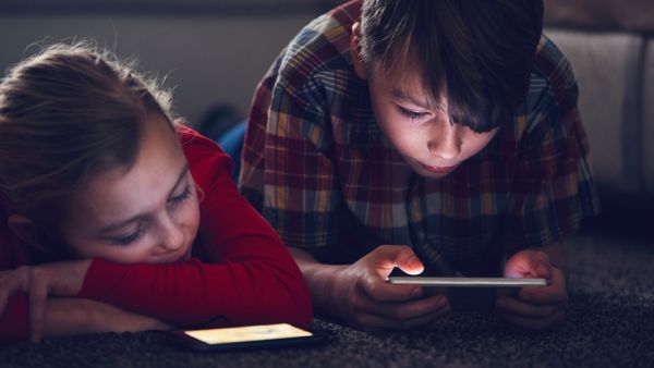 قد تكون الإنترنت، مع كل منافعها، مكاناً خطراً لا سيما على الأطفال غير الخاضعين للإشراف الأبوي قد تكون الإنترنت، مع كل منافعها، مكاناً خطراً لا سيما على الأطفال غير الخاضعين للإشراف الأبوي
