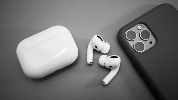Apple to Bundle AirPods With iPhone 12 in 2020