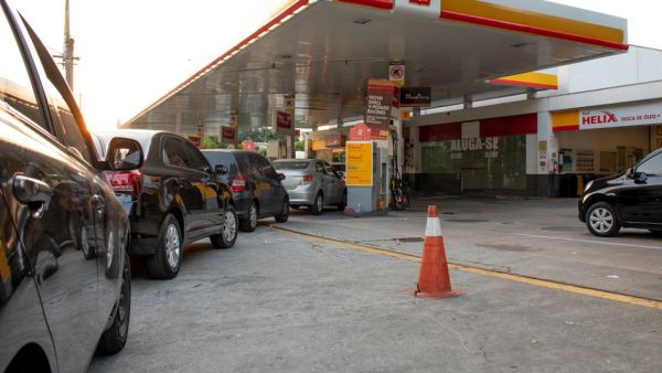A Customs strike was the cause of long queues at gas stations