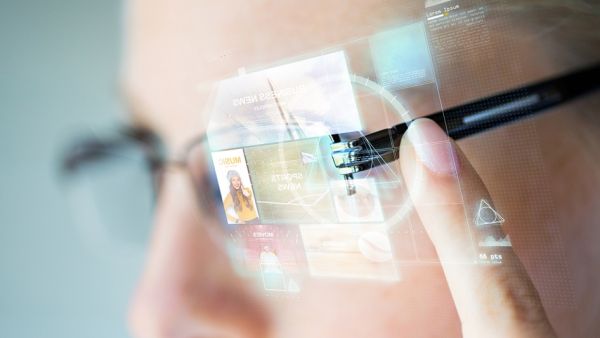 نظارات عالية التقنية تغني عن استخدام الهواتف الذكية