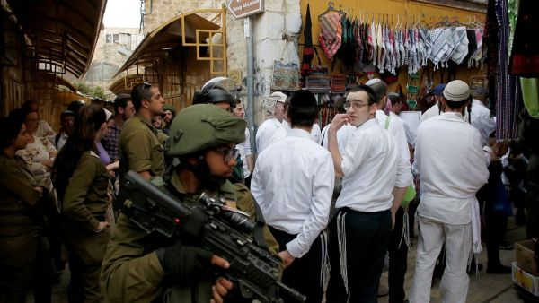 Israeli soldiers stand guard (AFP)