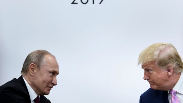 US President Donald Trump (R) attends a meeting with Russia's President Vladimir Putin during the G20 summit in Osaka on June 28, 2019.  Brendan Smialowski / AFP