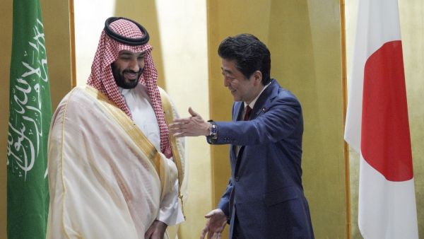 Saudi Arabia's Crown Prince Mohammed bin Salman (L) is escorted by Japanese Prime Minister Shinzo Abe during their meeting in Osaka on June 30, 2019.  Eugene Hoshiko / POOL / AFP